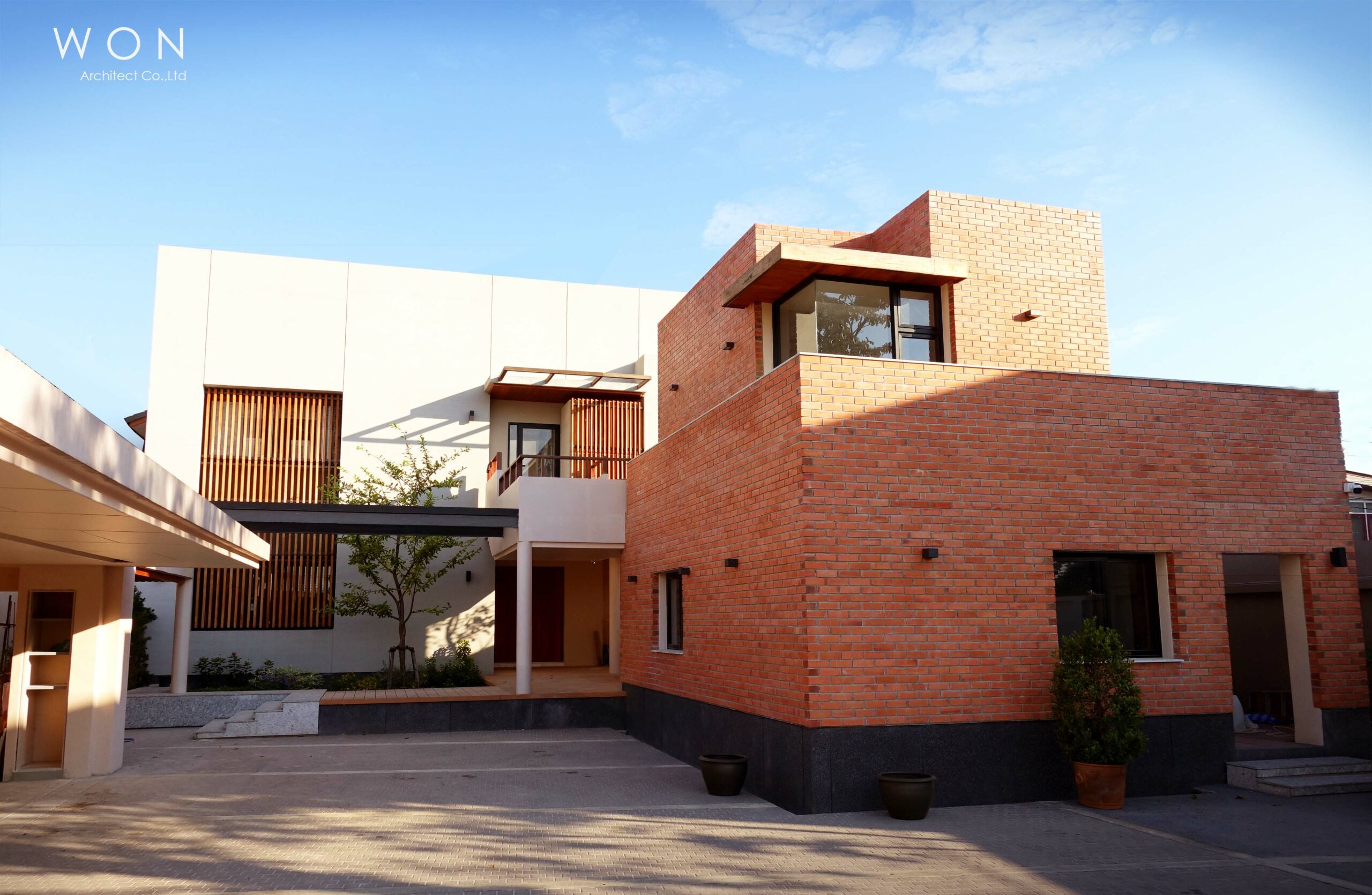 บ้านโมเดิร์น Modern Brick Courtyard House